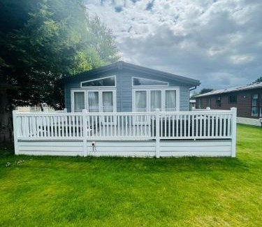 Allerthorpe Cabin | Sutton Lodge with Hot Tub