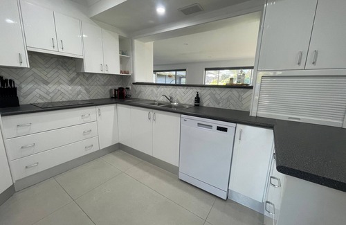 Anna Bay House | Suzie Q - Large Family Beach House - 150m to beach
