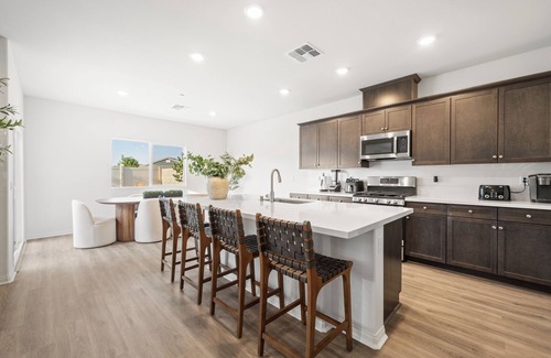 Pumpkin Center House | SW Bakersfield -New House! LUXE, New furniture & appliances