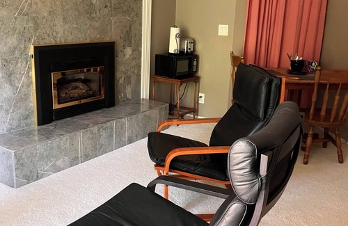 Western Apartment | SW Hills Guest Suite with Private Entrance and Bathroom with Sauna