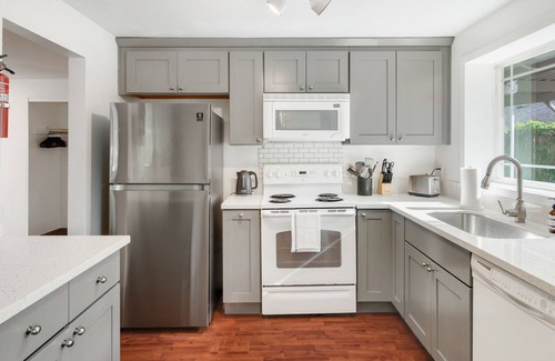Cedar Hills House | SW Portland Retreat, Full amenities, kitchen + W/D