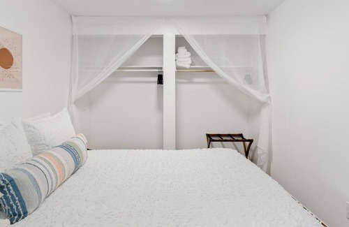 Cedar Hills House | SW Portland Retreat, Full amenities, kitchen + W/D