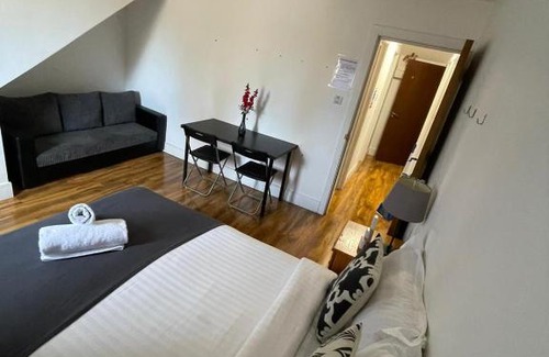 Streatham House | SW16 Norbury GuestHouse