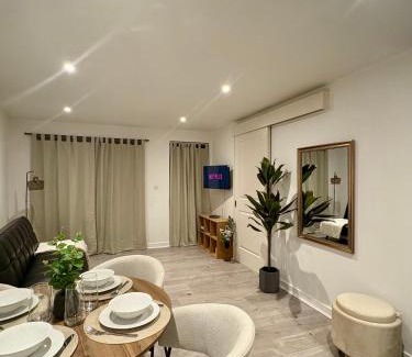 Wimbledon Park Apartment | SW19 Apartment - Sleeps Up To 5 - Free Parking