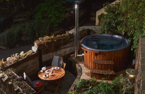 Lower Ashton Apartment | Swallows End - Bolthole with hot tub, pool and sauna