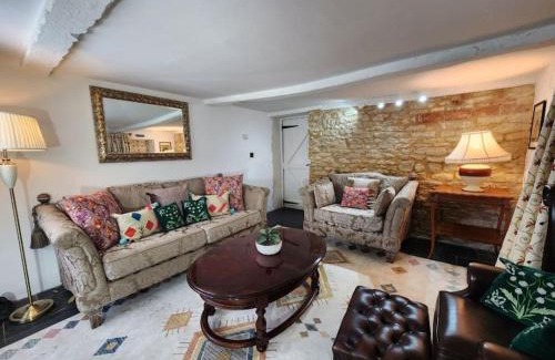 Kidlington House | Swan Cottage, 5-Bedroom, Canal View, River, Private gardens, Free Parking's, WiFi, Oxford