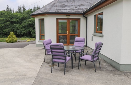 Ballyroddy Cottage | Swan Lake