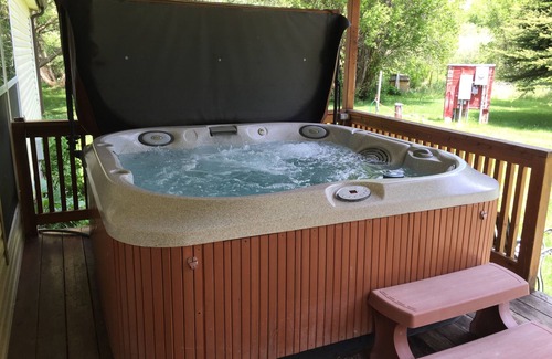 Irwin House | Swan Valley Palisades Creek Retreat. Enjoy the creek right out your front door!