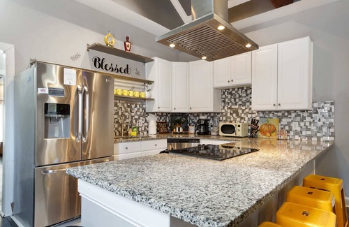 Smoketown Jackson House | Swanky 3 Bedroom/2.5 Bath with King Bed, Parking