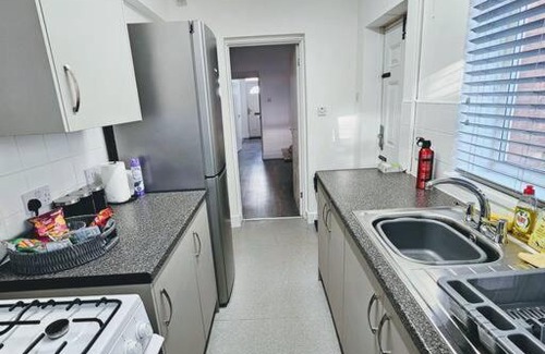 Walsall House | SwankyHome 4 Groups Walsall Near M6