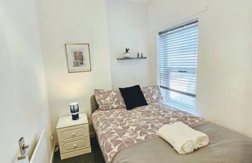 Walsall House | SwankyHome 4 Groups Walsall Near M6