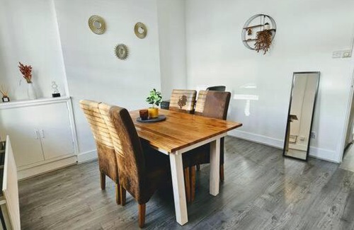 Walsall House | SwankyHome 4 Groups Walsall Near M6