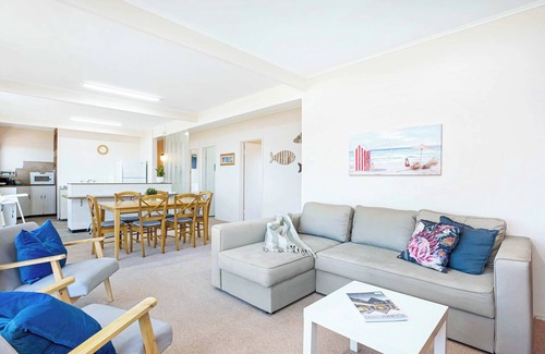 Goolwa South House | Swans Shorehouse, Retro 60's Shack by the River