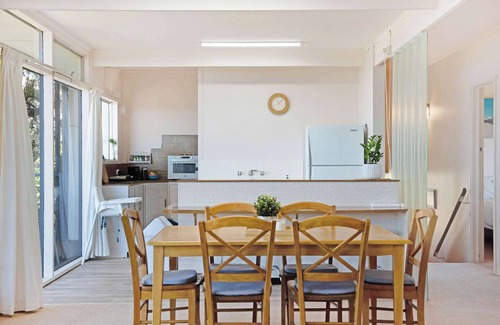 Goolwa South House | Swans Shorehouse, Retro 60's Shack by the River