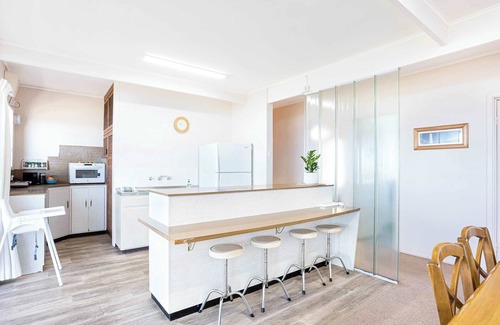 Goolwa South House | Swans Shorehouse, Retro 60's Shack by the River