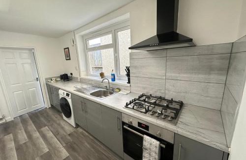 Castle House | Swansea Central 3BR Family & Group Stay
