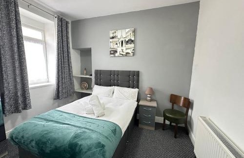Castle House | Swansea Central 3BR Family & Group Stay