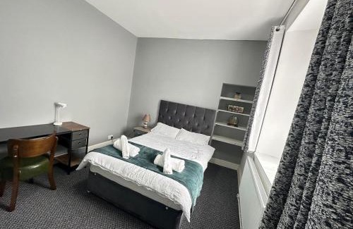 Castle House | Swansea Central 3BR Family & Group Stay