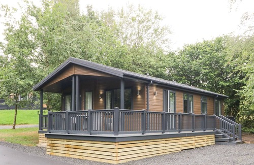 Allithwaite Cabin | SWARDALE, pet friendly, with hot tub in Cartmel