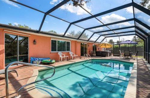 Bradenton House | Swaying Palms! Coastal home with amazing pool just a short drive from Anna Maria Island!