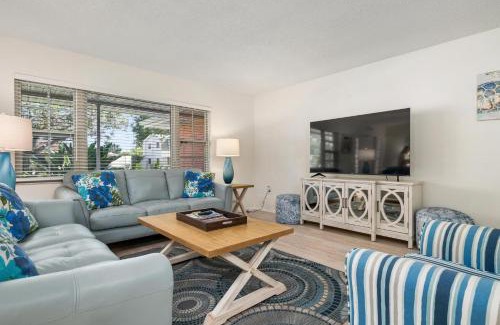 Bradenton House | Swaying Palms! Coastal home with amazing pool just a short drive from Anna Maria Island!