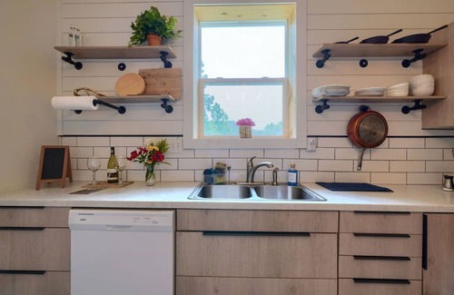 South Bloomingville Cabin | Swaying Pines Cabin with EV Charging Station