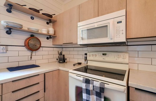 South Bloomingville Cabin | Swaying Pines Cabin with EV Charging Station