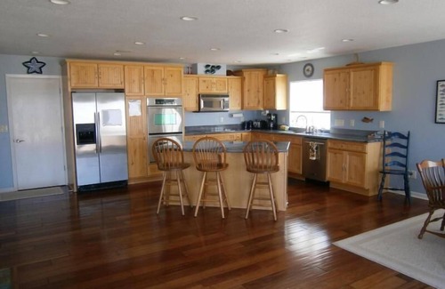 Bayshore House | Sweeping ocean views on two levels, spacious oceanfront house!