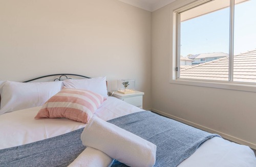 Jordan Springs House | Sweet 5 Br -Close to Shops&Parks Jordan Spring