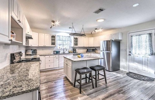 Fort Walton Beach House | Sweet Beach Serenity for Families-8 mins from beach! With Pool!