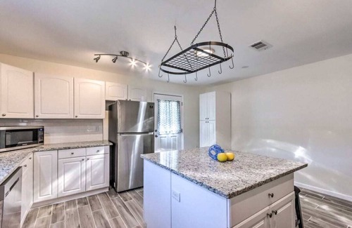 Fort Walton Beach House | Sweet Beach Serenity for Families-8 mins from beach! With Pool!