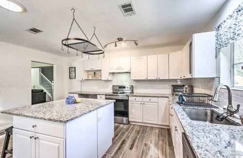 Fort Walton Beach House | Sweet Beach Serenity for Families-8 mins from beach! With Pool!