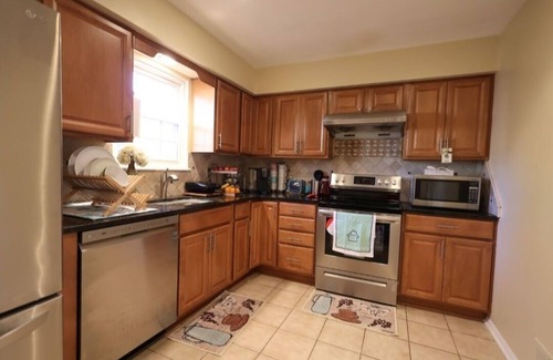 Germantown House | Sweet & Beautiful Spacious Town House - A home away from home