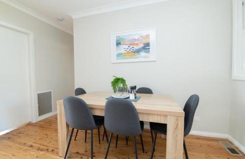 Orange House | Sweet Caroline Sunny & Spacious Sleeps 6