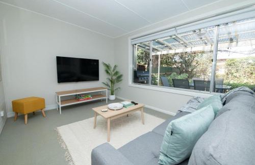 Orange House | Sweet Caroline Sunny & Spacious Sleeps 6