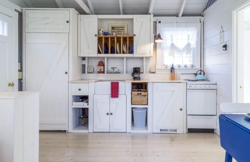 Chatham Cottage | Sweet clapboard cottage that is walk to the beach and downtown!