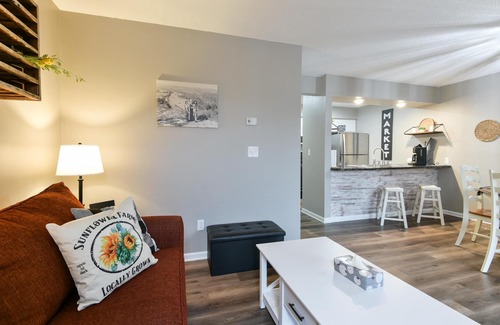 Downtown Branson Condo | Sweet Clover - Indoor Pool - HOT TUB Area - Resort Style - Center of Branson!