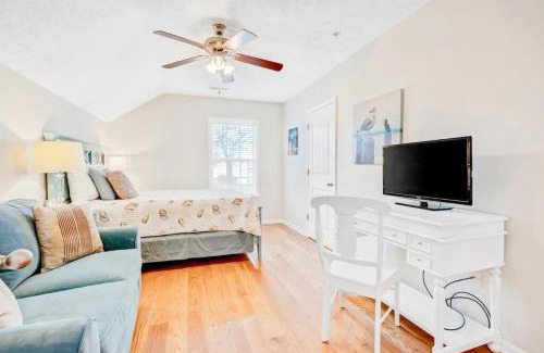 Myrtle Beach Apartment | Sweet Cottage by the Amazing Beach 370