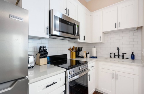 Downtown Charleston Apartment | Sweet Couples Retreat at The Vesper Suite