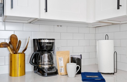 Downtown Charleston Apartment | Sweet Couples Retreat at The Vesper Suite