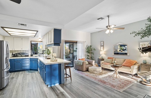 Redding House | Sweet & Cozy, Bird Themed Nest, w/Hot Tub & Fire Pit. 9 min to Turtle Bay