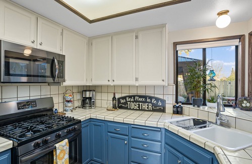 Redding House | Sweet & Cozy, Bird Themed Nest, w/Hot Tub & Fire Pit. 9 min to Turtle Bay
