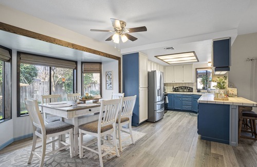 Redding House | Sweet & Cozy, Bird Themed Nest, w/Hot Tub & Fire Pit. 9 min to Turtle Bay