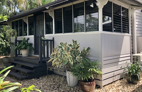 Palm Cove Cottage | Sweet Creek Cottage, Palm Cove - 200m to Beach, Heated Pool, Bikes, Pets Welcome