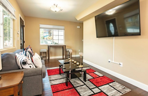 Northside House | Sweet Downtown Loft 2BA AC Patio Parking