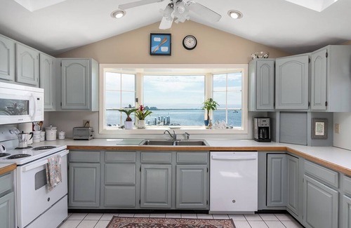 Snug Harbor House | Sweet Family Cottage on Beautiful Potter's Pond in East Matunuck