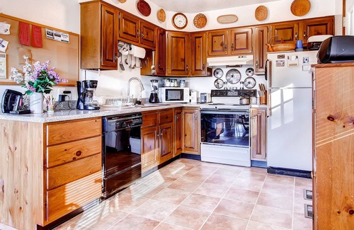 Stockbridge House | Sweet Life - Vermont Chalet - 6 person Indoor Hot Tub - 15 min to Killington