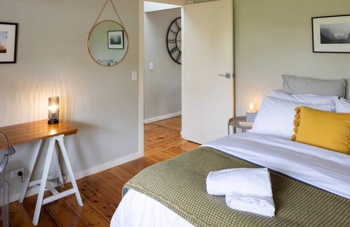 Trentham Cottage | Sweet Magnolia Cottage in the heart of Trentham