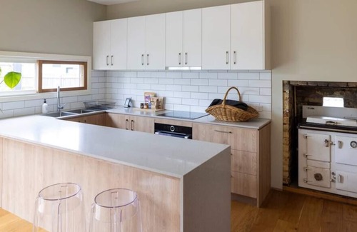 Trentham Cottage | Sweet Magnolia Cottage in the heart of Trentham