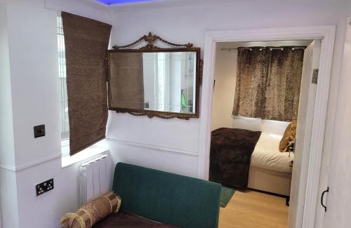 South Ockendon Apartment | Sweet mini 1 bedroom flat-sleeps up to 2 guest